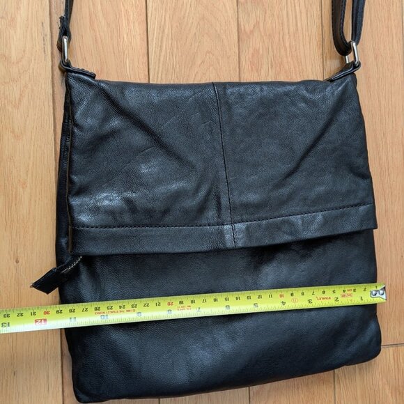 Danier Lether Crossbody Bag Genuine Leather crossbody bag - Picture 7 of 16